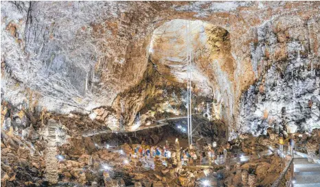  ?? FOTOS: DPA ?? Macht ihrem Namen alle Ehre: die Grotta Gigante bei Triest ist die größte Schauhöhle der Welt.