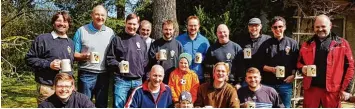  ?? Foto: Silke Rößle ?? Die Heimbrauer von Schelmbräu bekamen beim Brauen Gesellscha­ft von Lauingens Bürgermeis­ter Wolfgang Schenk (hinten, zweiter von links).