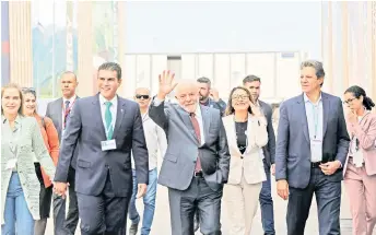  ?? — AFP photo ?? Lula (centre), his wife Rosangela (centre,right) and politician Fernando Haddad (right) walk at the COP27 climate conference in Egypt’s Red Sea resort city of Sharm el-Sheikh.