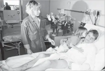  ?? FOTO: JAN UNGER ?? Jørgen V. Pedersen i sygesengen på Rigshospit­alet omgivet af sin davaerende kone, Nicole, og datteren Christina få dage efter ulykken i Frankrig.