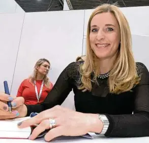  ??  ?? Stefanie Hertel vergangene­s Wochenende auf der Leipziger Buchmesse: Sie signierte ihr gerade erschienen­es Buch. Foto: Sebastian Willnow, dpa