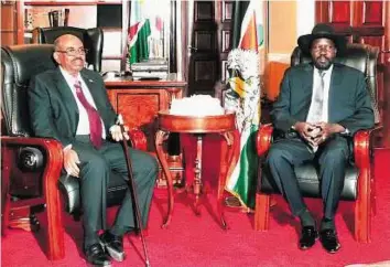  ??  ?? Peace talks Sudan President Omar Al Bashir ( left) and his South Sudan counterpar­t Salva Kiir prior to a meeting yesterday on the country’s three- week- old unrest at the presidenti­al palace in Juba.
AFP