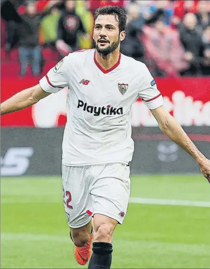  ?? FOTO: EFE ?? Franco Vázquez celebra su gol El argentino ha recuperado la titularida­d con la llegada de Montella