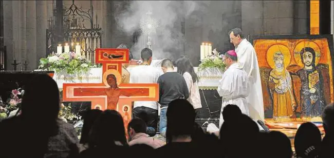  ?? Archimadri­d / José Luis Bonaño ?? Oración diocesana de jóvenes en la catedral de la Almudena, acompañada por los hermanos de Taizé el día 1 de junio.