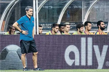  ?? EDU BAYER / EFE ?? Ernesto Valverde permaneció fuera del banquillo durante casi todo el partido de debut