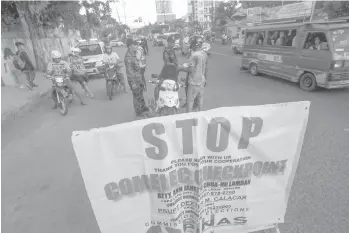  ?? JOY TORREJOS ?? Personnel of the Lapu-Lapu City Police Station conducted a checkpoint as part of the pro-active security measures in ensuring an orderly and peaceful barangay and SK elections.