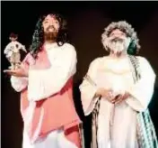  ??  ?? César Pedraza como Jesús de Nazaret y Abraham Navarro como san Pedro.