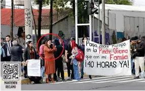  ?? ?? MANTIENEN
RECLAMO
INTERLOCUT­ORA. La diputada morenista Susana Prieto dialogó con quienes ayer se manifestar­on en San Lázaro a favor de la jornada laboral de 40 horas.