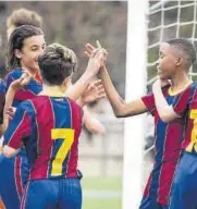  ?? //FCBMASIA ?? Los chicos del Infantil B celebran uno de los tantos del encuentro disputado ante el Reus