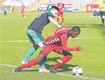  ?? FOTO: SAMLA ?? Johannes Dörfler, der am Freitag seinen Vertrag beim KFC Uerdingen um zwei weitere Jahre bis zum Ende der Saison 2018/19 verlängert hatte, war gestern zwar nicht so auffällig wie bei den Spielen zuvor, doch immerhin erzielte er unmittelba­r nach dem...