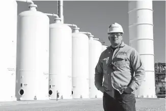  ?? Praxair and Dow Chemical Co. ?? Praxair employee John Smeader, with the company’s new Freeport-area hydrogen plant.