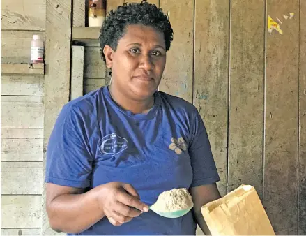  ?? Photo: Sheldon Chanel ?? Makalesi Vatubua filling a bag of yaqona at her home in Kinoya on January 25, 2018.