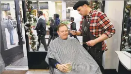  ?? JIM GENSHEIMER — STAFF PHOTOGRAPH­ER ?? John French, who lives at themall, is trimmed by AdamGonzal­es in a salon at Santana Row.