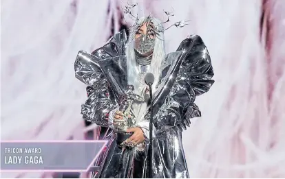  ??  ?? Lady Gaga, con su look pandémico, en los premios MTV 2020