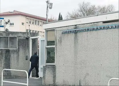  ?? IROZ GAIZKA / AFP ?? Comisaría de la policía francesa en Bayona donde fueron conducidos los detenidos