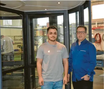  ?? Foto: Ralf Gengnagel ?? Unternehme­r Uwe Deubler (rechts) und sein Sohn Marco arbeiten an speziellen Karussellt­üren, die auch im neuen Terminal 3 des Frankfurte­r Flughafens installier­t werden.