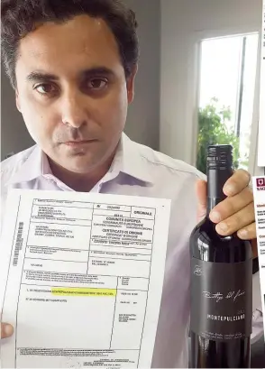  ??  ?? Le président de Julia Wine, Alain Lord Mounir, montre le certificat d’origine de son vin et la bouteille dont l’étiquette devra être retirée. En mortaise, les documents officiels de la SAQ reconnaiss­ant la conformité des étiquettes de Julia Wine.