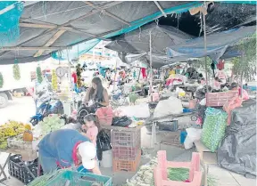  ??  ?? AUNQUE SE LES OFRECIÓ asociarse y hacer parte de la red de Mercados satélites que van por los barrios de Cúcuta, estos vendedores no aceptaron.