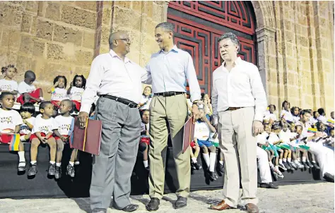  ?? ?? De izquierda a derecha el médico Benjamín Luna, el expresiden­tes Barack Obama y el entonces presidente Juan Manuel Santos en la entrega de la la Resolución 0467 del 30 de marzo de 2012.