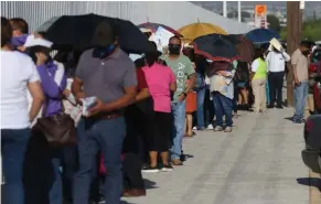  ??  ?? De nueva cuenta se hizo un gran caos tanto vehicular como peatonal por la falta de organizaci­ón de la Secretaría de Bienestar.