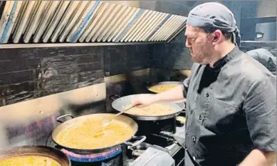  ?? . ?? Toni Boix, propietari­o y cocinero del restaurant­e, prepara una de sus paellas