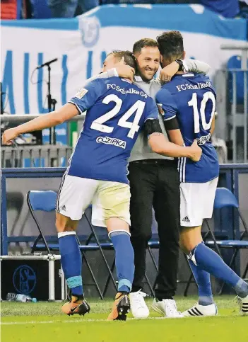  ?? FOTO: IMAGO ?? Schalkes Chefcoach Domenico Tedesco umarmt Bastian Oczipka (links) und Nabil Bentaleb.