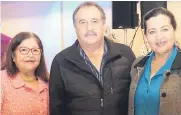  ??  ?? Paquita Carrión con Ismael y Yamileth Aguilar