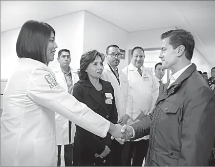  ??  ?? Las finanzas del IMSS pasaron de números rojos a un superávit con el que desarrolló infraestru­ctura, amplió servicios médicos y digitalizó trámites, destacó el presidente Peña Nieto en Nogales ■ Foto La Jornada