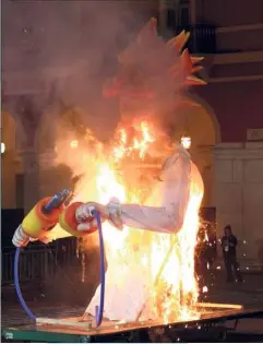  ??  ?? Le roi est mort, vive le roi ! Brûlé en place publique, le souverain est parti, emportant avec lui, tous les malheurs du monde. On l’espère...