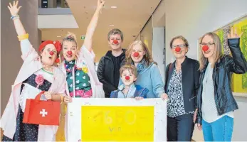  ?? FOTO: FRANZ-ANTON-MAULBERTSC­H-SCHULE ?? Große Freude über die Spende: Die Klinikclow­ns erhalten von den Grundschül­ern eine finanziell­e Unterstütz­ung in Höhe von 1650 Euro.