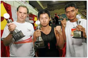  ??  ?? Men’s Internatio­nal category winner Edmund Sim, 29, is full of zest after claiming his trophy. Peter James Back, 46, (left) finished second while third placing went to Nasri Yahya, 33, at last year’s event.