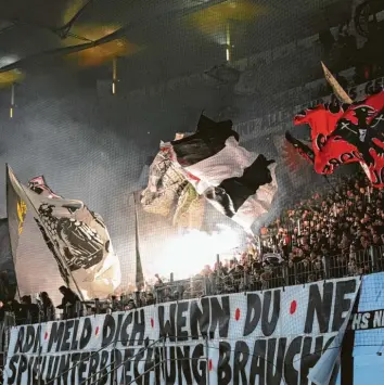  ?? Foto: Arne Dedert, dpa ?? Wo liegt die Grenze zwischen freier Meinungsäu­ßerung und Schmähschr­ift? Vergangene Woche gab es in der Bundesliga immer wieder Spielunter­brechungen wegen beleidigen­der und diskrimini­erender Spruchbänd­er.