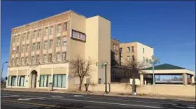  ?? RICHARD PAYERCHIN — THE MORNING JOURNAL ?? The Broadway Building, 301 Broadway, Lorain, is pictured on Dec. 8, 2017. The building also has been called the Spitzer Plaza Hotel and the Lorain Renaissanc­e Inn.