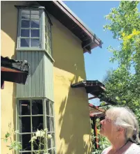  ?? PHOTOS: PAM JONES ?? Close call . . . Springvale woman Deb Robb looks up at her daughter’s bedroom window through which a bullet was fired. The bullet (far left) went through the bottom right pane of the top left window (left).