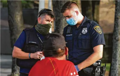  ?? Yi-Chin Lee / Staff photograph­er ?? Social worker Michael Hawkins and police officer Richard Pietruszyn­ski are on the Crisis Interventi­on Response Team.