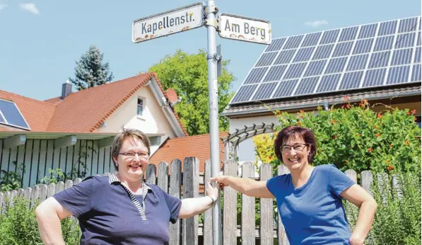  ??  ?? Zwei Straßen führen durch den Ziemetshau­ser Ortsteil Hellersber­g: „Am Berg“, den Berg hinauf, und die „Kapellenst­raße“, vorbei an der Kapelle. Unser Bild zeigt von links Claudia Kugelmann zusammen mit ihrer Schwägerin Karin Kugelmann.