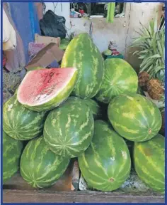  ??  ?? La sandia ya duplicó su precio se vende en 10 el kg