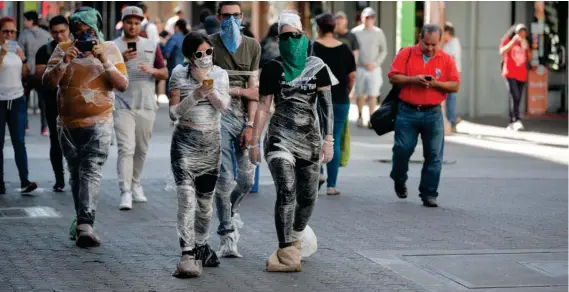  ?? JEFFREY ZAMORA ?? Jóvenes no identifica­dos envueltos en plásticos llamaron la atención de gente que paseaba por San José.