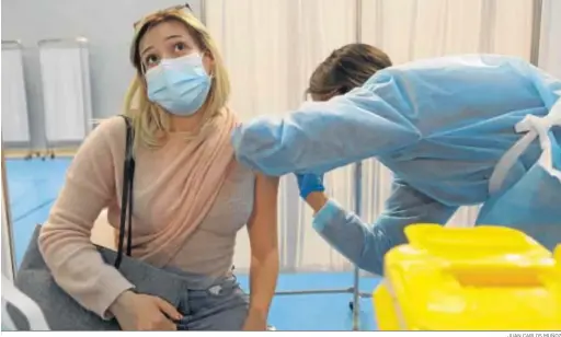  ?? JUAN CARLOS MUÑOZ ?? Una enfermera administra una vacuna de Astrazenec­a a una mujer.