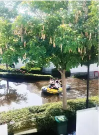  ?? — SUPPLIED PHOTO ?? Residents move out in kayaks as the water level rises.