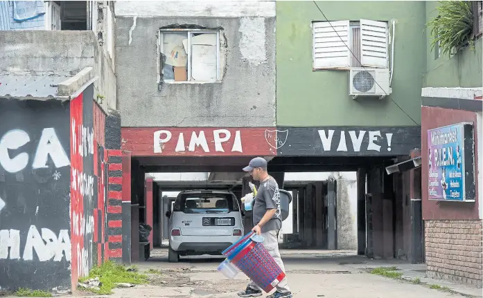  ?? Fotos marcelo manera ?? Zona de conflicto.
En este monoblock de Barrio Municipal vivía “Pimpi” Caminos, el jefe de la barra de Newell’s ultimado en 2010 y vinculado con el narcotráfi­co