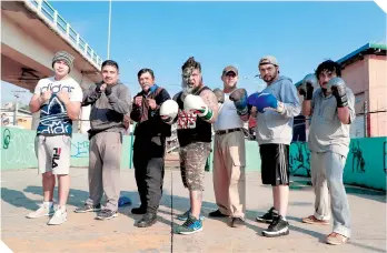  ??  ?? Con la guardia arriba, posa junto al grupo de compañeros que también entrenan boxeo.