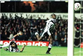  ?? FOTO: EPA/PETER POWELL
FOTO: EPA/GERRY PENNY ?? Faustino Asprilla blev ingen höjdare i Newcastle.