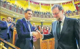  ?? REUTERS ?? ▪ Spain's new Prime Minister and Socialist party leader Pedro Sanchez shakes hands with ousted prime minister Mariano Rajoy after a motion of no confidence vote at parliament in Madrid.