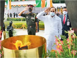  ??  ?? Chief Minister K. Chandrashe­kar Rao pays homage to martyrs at the Veerula Sainik Smarak on the occasion of 75th Independen­ce Day in Secunderab­ad on Sunday.