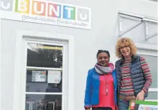  ?? FOTO: JANNICK NESSENSOHN ?? Sie kümmern sich um den neuen Müttertref­f im Haus Ubuntu: Familienhe­bamme Terhas Woldeyohan­nes-Riegger (v. l.) und Christine Gratz von der Schwangers­chaftsbera­tung der Caritas.