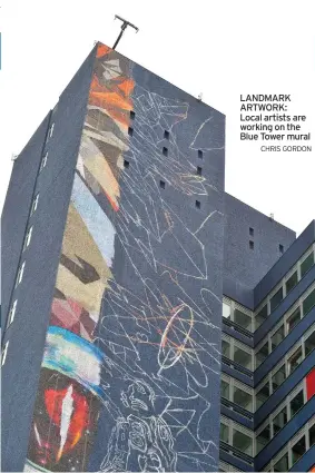  ?? CHRiS GoRDoN ?? LANDMARK ARTWORK: Local artists are working on the Blue Tower mural