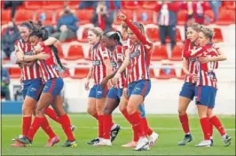  ??  ?? Las jugadoras del Atlético Femenino celebran un gol.