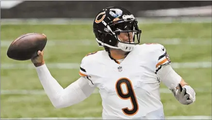  ?? /JOHN BAZEMORE / ASSOCIATED PRESS ?? Bears quarterbac­k Nick Foles throws a pass against the Falcons during the second half Sunday in Atlanta. Foles threw three touchdown passes in