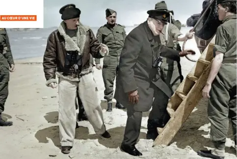  ??  ?? 12 juin 1944, pendant le débarqueme­nt allié en Normandie. Churchill a déjà gagné le combat contre Hitler. Une victoire qui est venue couronner une déterminat­ion sans faille dans le combat : « Nous ne nous rendrons jamais », avait-il prédit en mai 1940.